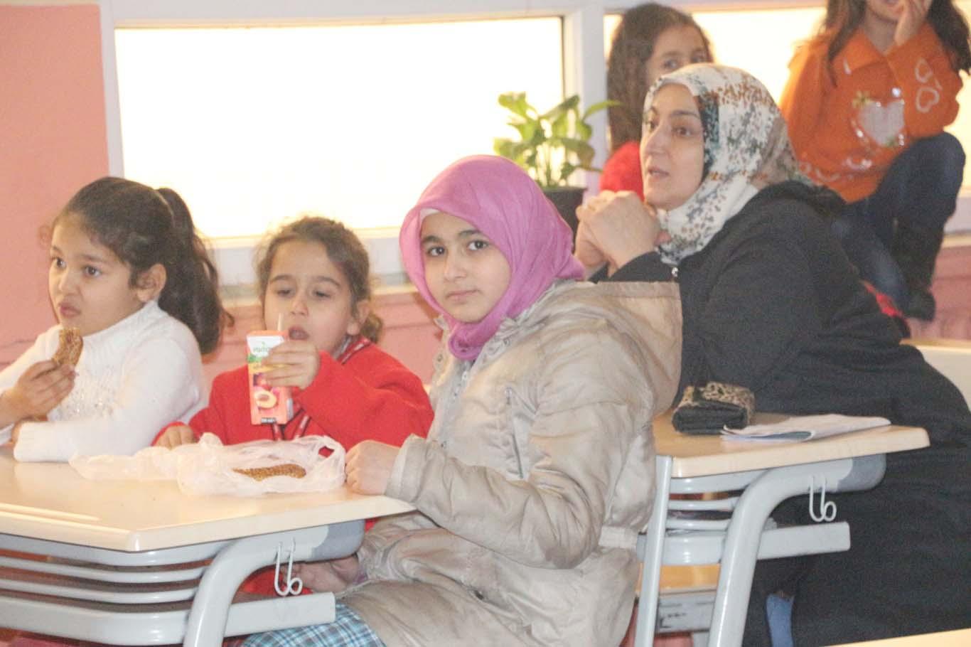 Mardin’de karne dağıtım töreni valinin gecikmesinden dolayı geç başladı